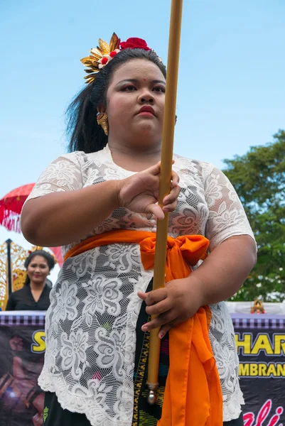 Mujer mostrando el número del pueblo durante la ceremonia de Nyepi —  Fotos de Stock