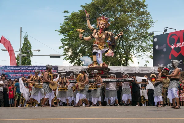 Emberek és szobrok Nyepi Balin, Indo ünnepségen — Stock Fotó