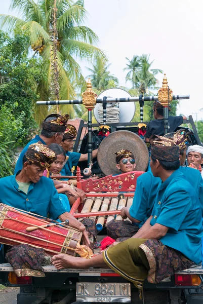 Músicos balineses tocando durante la ceremonia Nyepi en Bali. Indone. —  Fotos de Stock