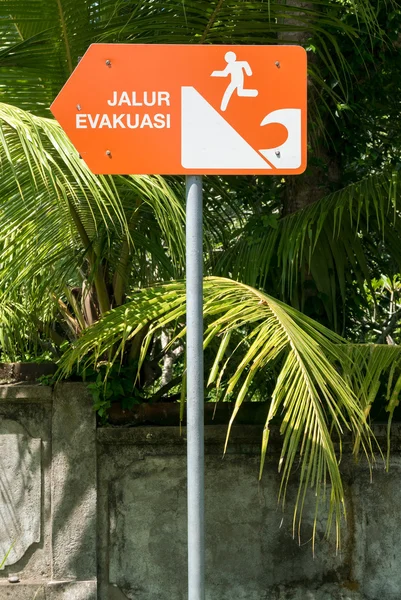 Tsunami ewakuacji znak Negara, wyspy Bali. Indonezja — Zdjęcie stockowe