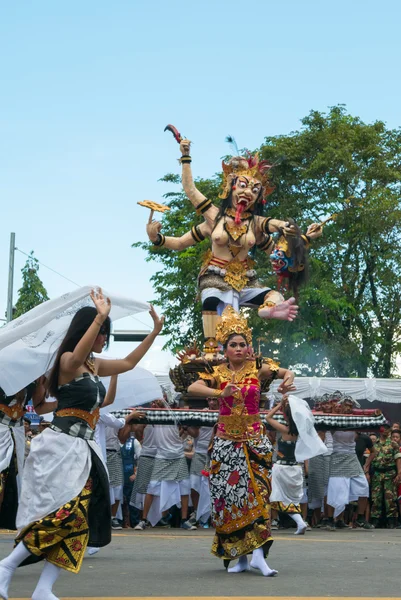 Nő tánc során a szertartás a Nyepi, Bali, Indonézia — Stock Fotó