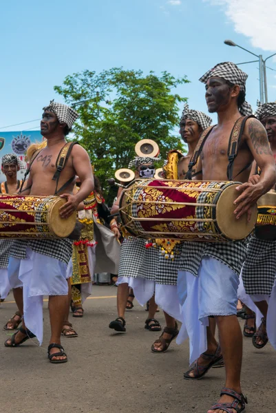 Balinese muzikanten spelen tijdens Nyepi ceremonie op Bali — Stockfoto