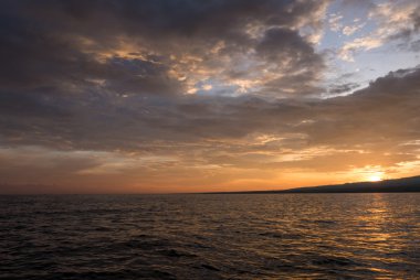 Vizyon gündoğumu ve okyanus cennet Lovina Beach - Bali, Indonesi üzerinde
