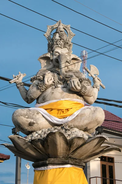 Masiva estatua de Ganesh en la pequeña ciudad de Bali con electricidad w —  Fotos de Stock