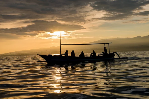 Sorprendente alba con silhouette di persone in piccola barca a Lovin — Foto Stock