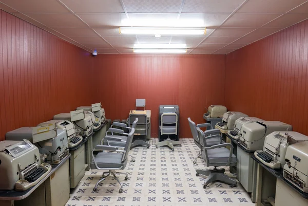 Sala de radio transmisor de guerra antigua en búnker, Independencia Palac — Foto de Stock