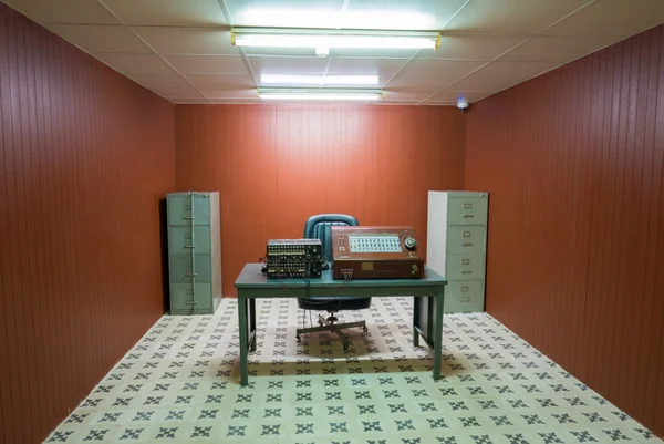 在地堡，独立性 Palac 古董战争无线电发射机室 — 图库照片