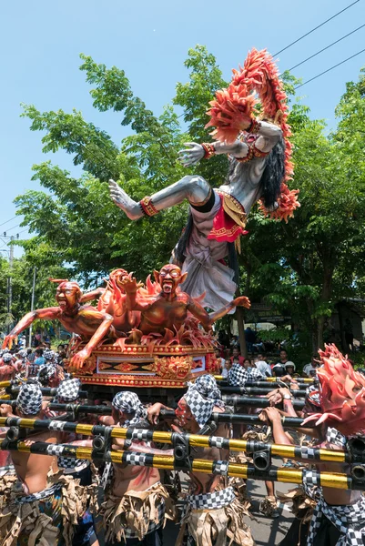 Groep mannen houden van de traditionele beeldhouwkunst. Nyepi ceremonie in Ba — Stockfoto