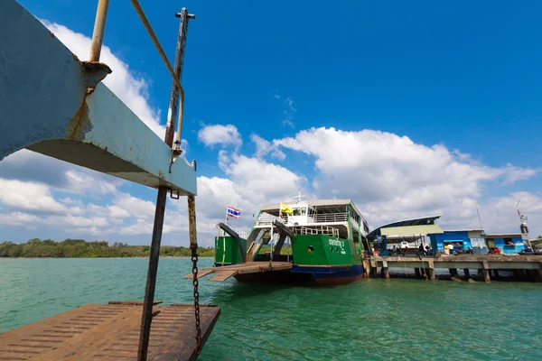 Barco de balsa indo para Koh Chang Island, na província de Trat. Tailândia — Fotografia de Stock