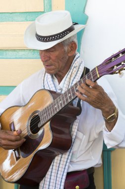 Salento, Colom sokağında müzik çalan Kolombiyalı müzisyen
