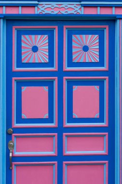 Salento bir sömürge evi önünde mavi ve pembe ahşap pencere