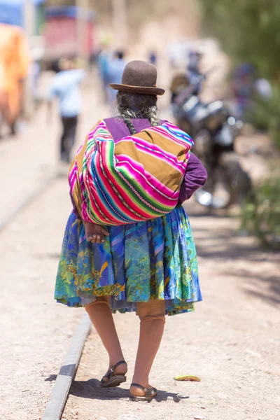전통 옷을 입은 투피자의 옛 아이마라 여성의 뒷모습 — 스톡 사진