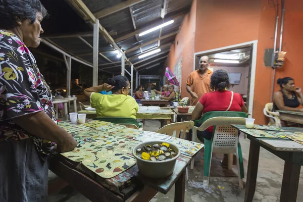 Colombianska kvinnor spelar bingo spel outsite i byns centrum — Stockfoto