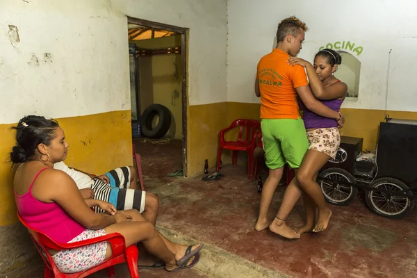 Jeune couple dansant la salsa dans une maison pauvre à La Guajira, en Colombie — Photo