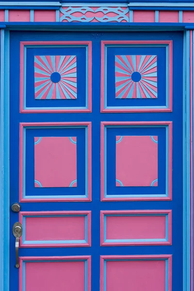 Blaues und rosafarbenes Holzfenster einer Hausfassade im Kolonialstil im Salento — Stockfoto