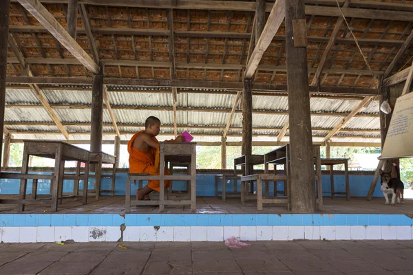 Buddhist monk studying in monastery in Phnom Penh, Cambodia — Stock Photo, Image