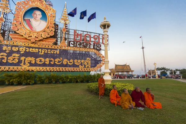 Monjes budistas camboyanos sentados en la hierba frente al Pa — Foto de Stock