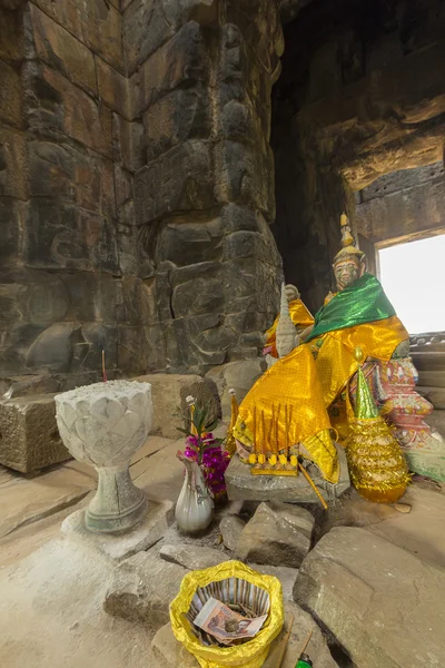 Innenraum des Tempels ta prohm mit Räucherstäbchen, Kambodscha — Stockfoto