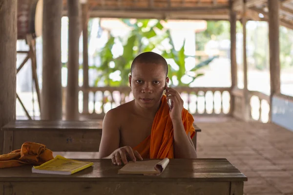 Phnom Penh, Kamboçya'daki manastırda okuyan Budist keşiş — Stok fotoğraf