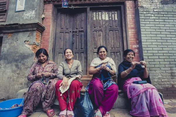 Kvinnor i Bhaktapur leende och arbetar i gatan. Nepal — Stockfoto