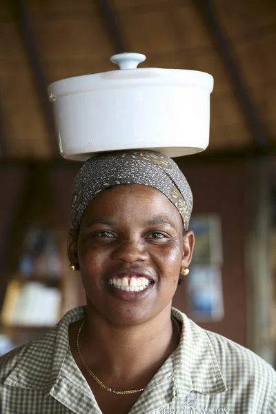 Retrato de mujer negra africana trabajando en lodge de clase alta en B —  Fotos de Stock