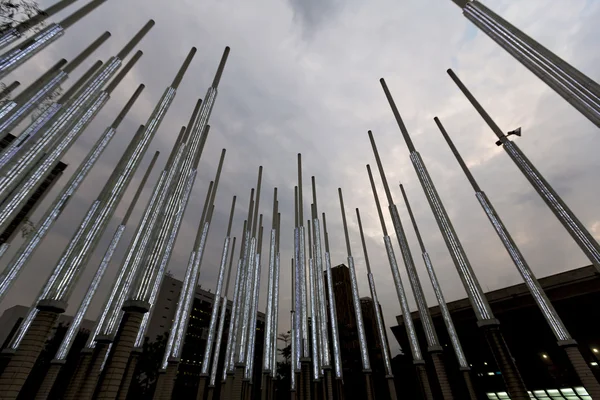 Medellin ışıklar Park, modern mimari, gece — Stok fotoğraf