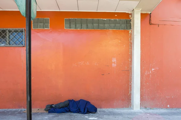 Alszik a hajléktalan az utcán, a San Jose, Costa Rica — Stock Fotó