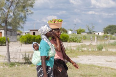 Güzel siyah Afrikalı kadınlar yürüme, Botswana portresi