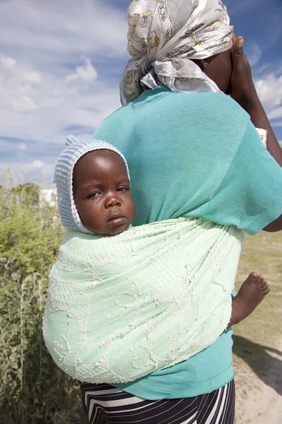 Retrato al aire libre de un hermoso bebé africano negro sostenido por su mot — Foto de Stock