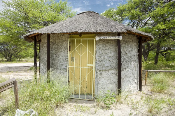 Cabana Africana com o pequeno escritório de turismo em Kalahari Central — Fotografia de Stock