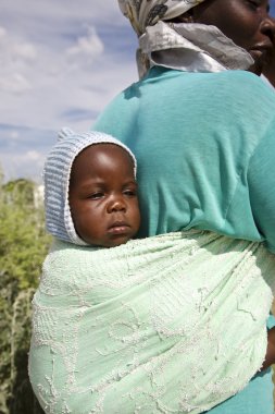 Güzel siyah Afrika bebek onun mot tarafından düzenlenen açık portresi