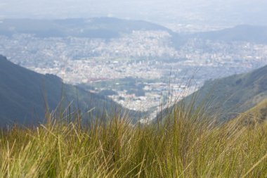 Dağ ve Quito görünümü içinde belgili tanımlık geçmiş. Ekvador