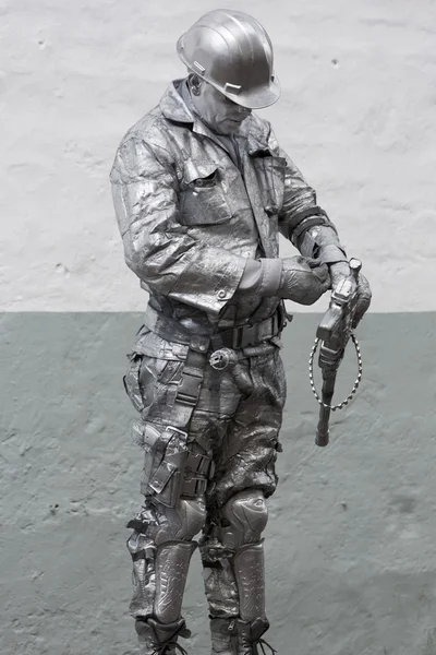 MadMax воин держит оружие в серебряных цветах в центре Кито , — стоковое фото