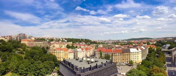 Vista aérea do centro de Praga, na República Checa, com azul — Fotografia de Stock