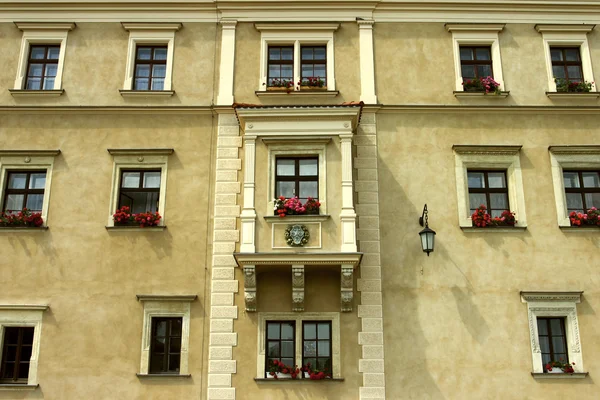 Fachada de un hermoso edificio antiguo de varios pisos en Praga — Foto de Stock
