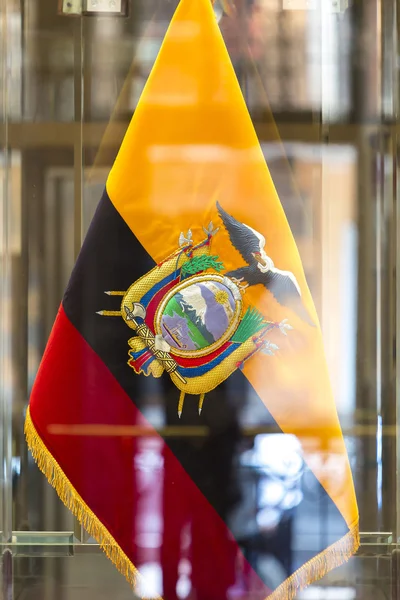 Bandera Nacional de Ecuador con reflexiones en Quito — Foto de Stock