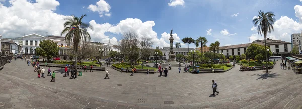 Panorama de la Plaza Grande dans la vieille ville de Quito, Équateur — Photo
