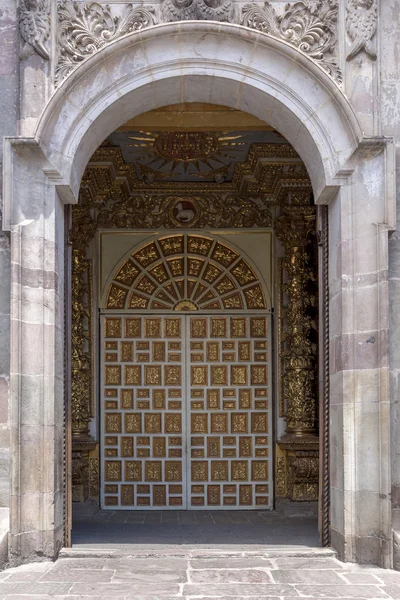 Türdetails der Kirche der Gesellschaft Jesus in Quito, Unesco — Stockfoto