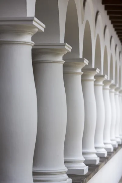 Detalles arquitectónicos coloniales en Quito, columnas blancas alineadas i — Foto de Stock