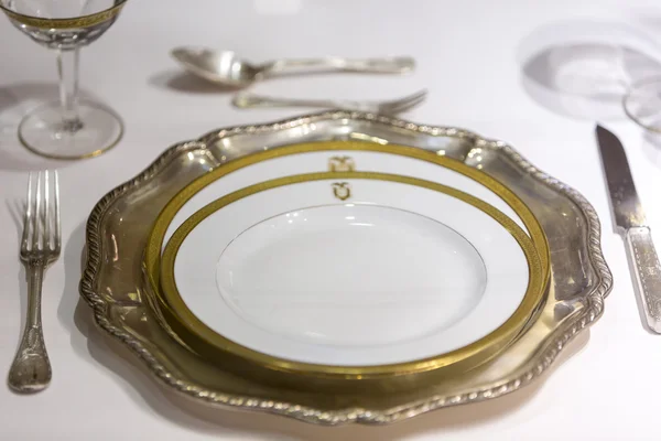 De instelling van de tabel van de elegantie. Luxe en romantisch diner tijd. — Stockfoto