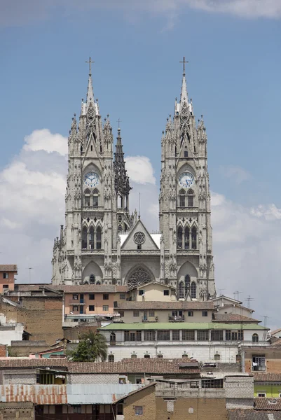 Tweeling torens van de Basilica del Voto Nacional in Quito, Ecuado — Stockfoto