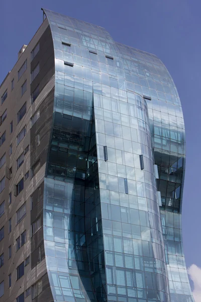 Edifícios modernos azuis refletindo o céu azul nublado em Quito — Fotografia de Stock