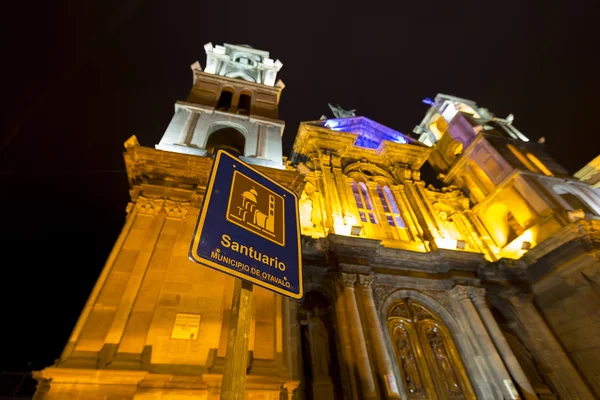 Señal de entrada a la Iglesia El Jordán de Otavalo por la noche, Ecua —  Fotos de Stock