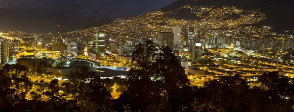 Cityscape de Medellín à noite, Colômbia — Fotografia de Stock