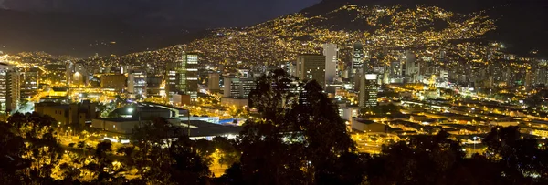 Panoráma města Medellín v noci, Kolumbie — Stock fotografie