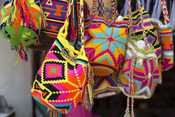 Wayuu bolsas de mochilas artesanales para la venta en el mercado de Guatape, Colo — Foto de Stock
