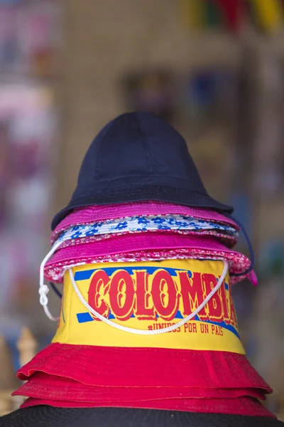 Top chapéus empilhados com letras colombianas cores em Guatape touris — Fotografia de Stock