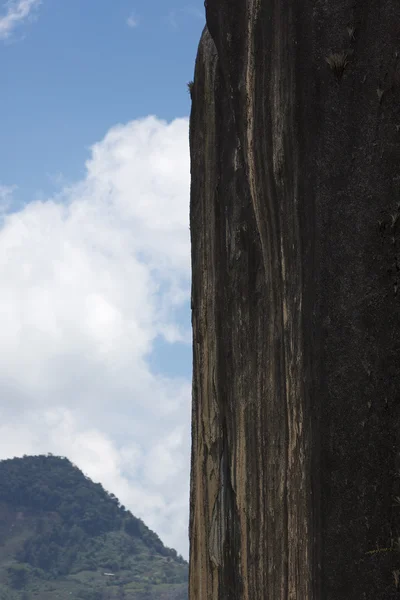 Fechar a Piedra el Penol em Guatape em Antioquia, Colômbia — Fotografia de Stock