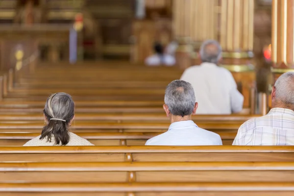 Personer som ber på det kyrkan i Guatapé i Cololmbia — Stockfoto