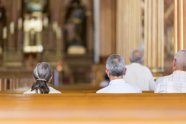 Pessoas rezando na igreja de Guatape em Cololmbia — Fotografia de Stock